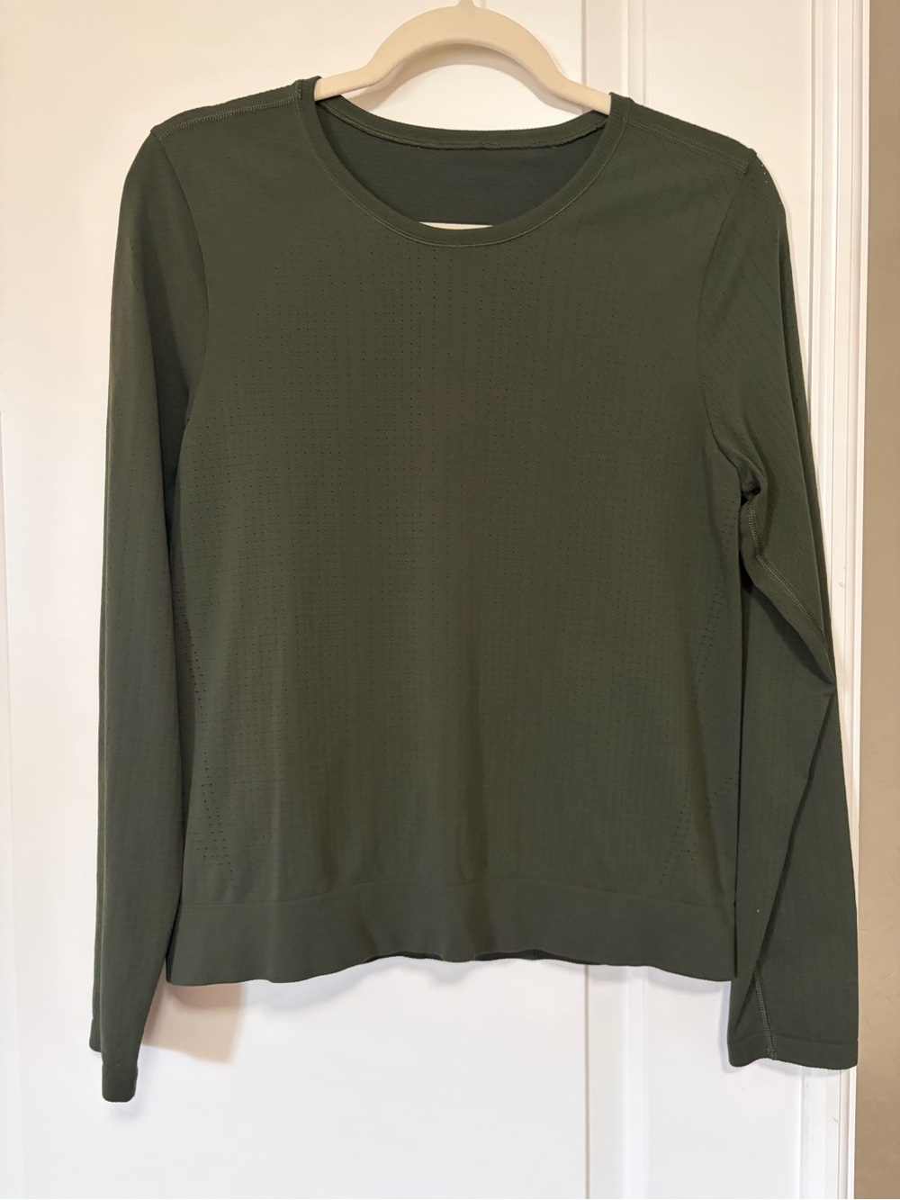 🤎🏃🏽♀️Athleta Olive Crewneck Lightweight Athletic wear L/S Top🧘🏽♀️🤎 - Picture 2 of 10